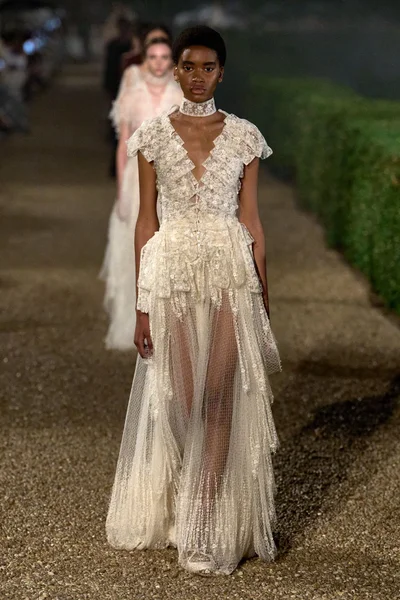 Look 16